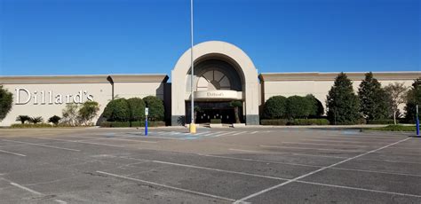 dillard's outlet baton rouge.